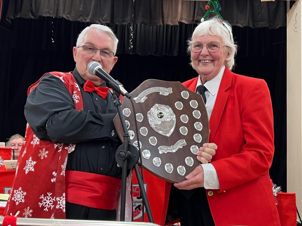Lesley receiving trophy